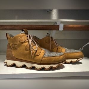 WOMEN'S KINETIC CARIBOU SNEAKER. Felt camel brown. Used. Size 8